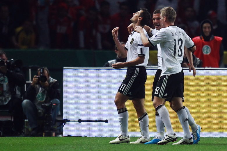 爱游戏官网-包含极具悬念的一场比赛：欧洲杯预选赛中发生了意外的词条