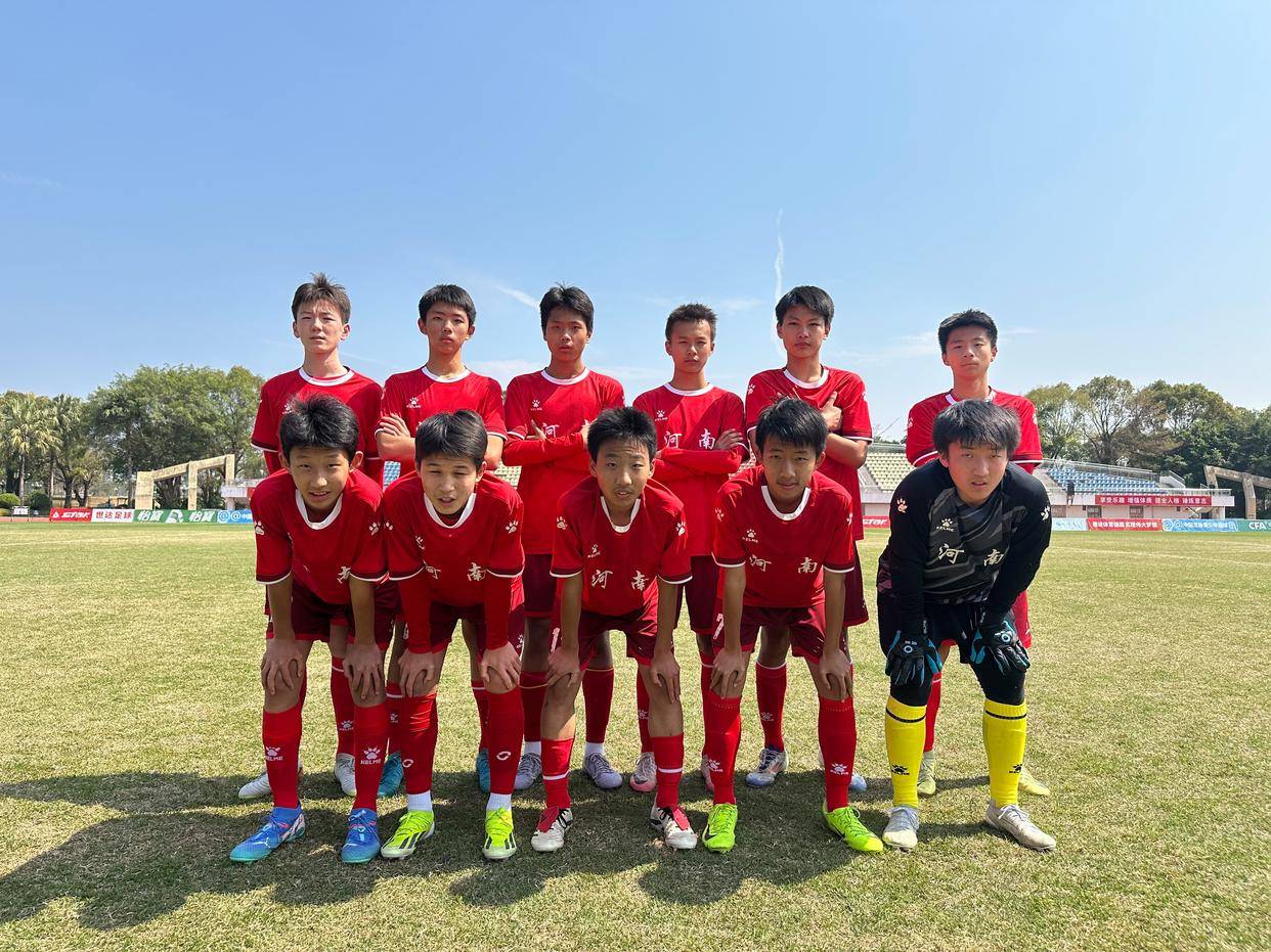 青少年足球锦标赛总决赛，年轻球员们为荣誉奋战的简单介绍