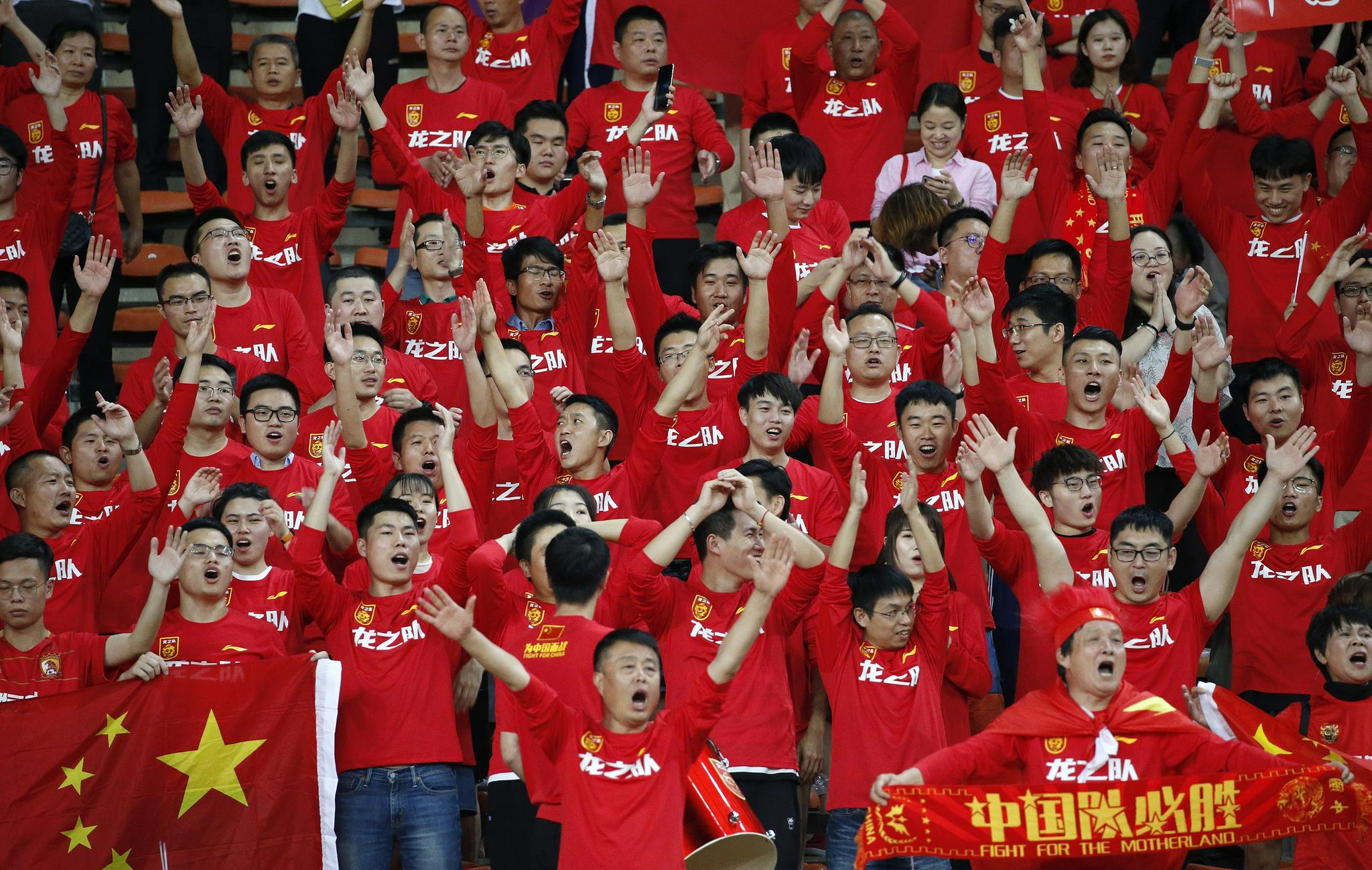 爱游戏官网-关于足球竞技惊险刺激，球迷热情高涨的信息