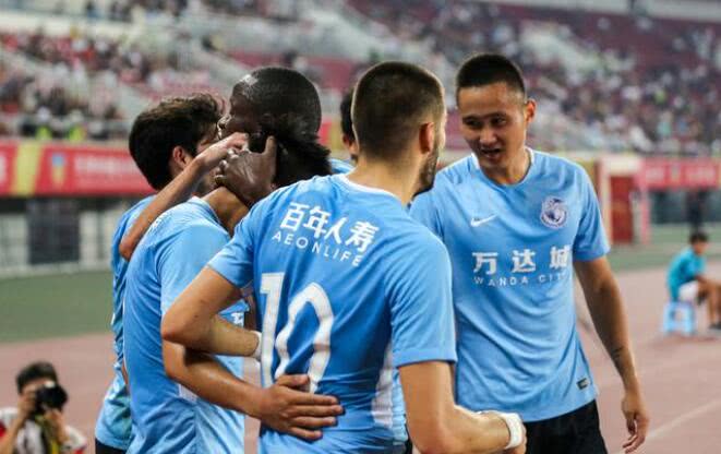 爱游戏亚洲官网-天津泰达客场爆冷战胜大连一方，取得连胜的简单介绍