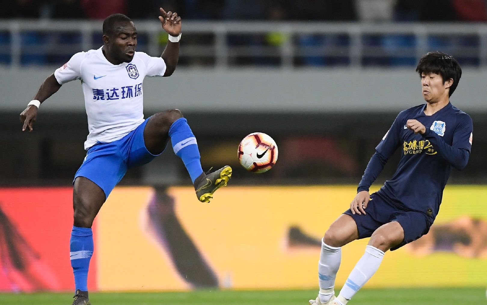 天津泰达客场爆冷战胜大连一方，取得连胜的简单介绍