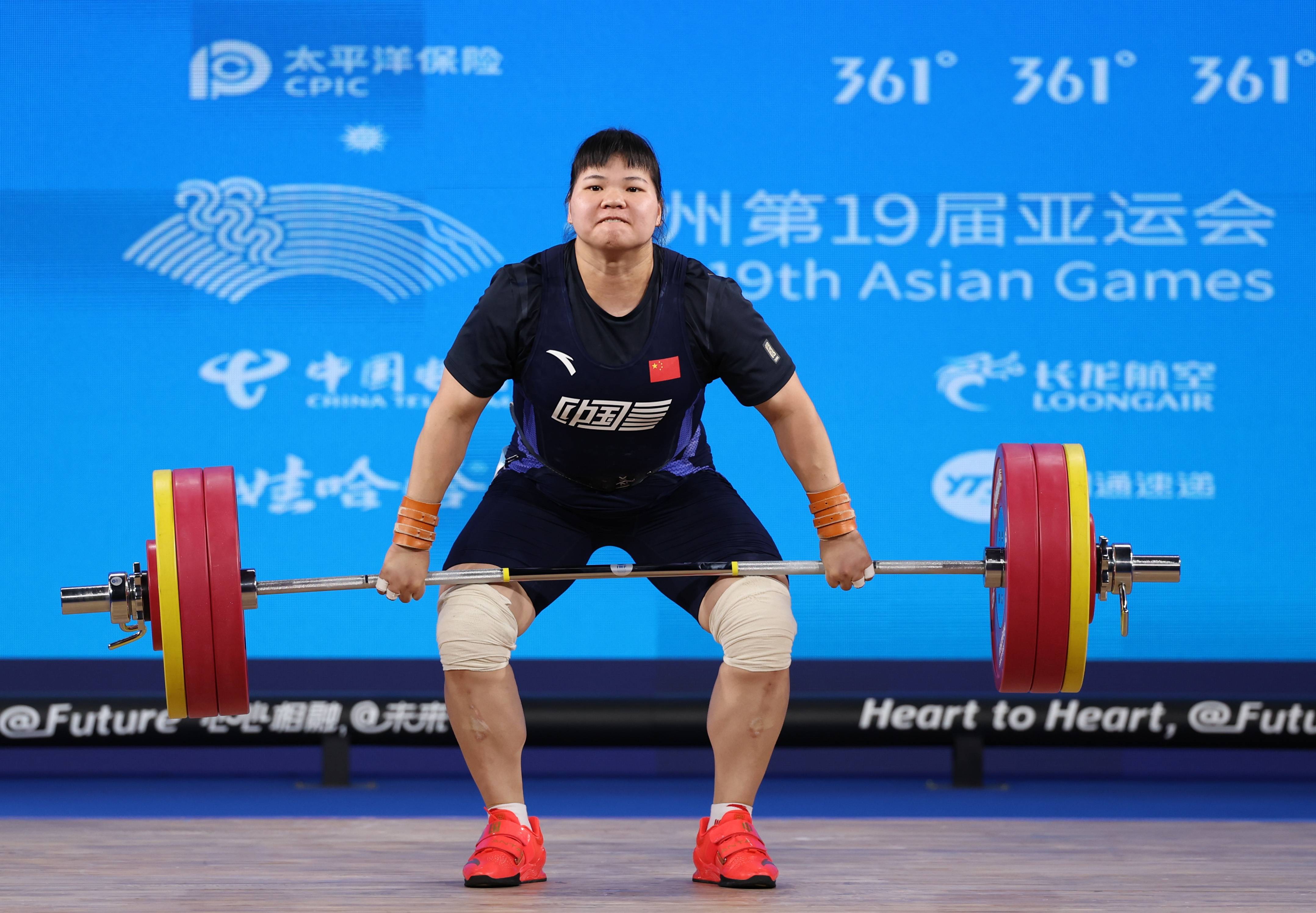 哥伦比亚选手在举重比赛中勇夺冠军