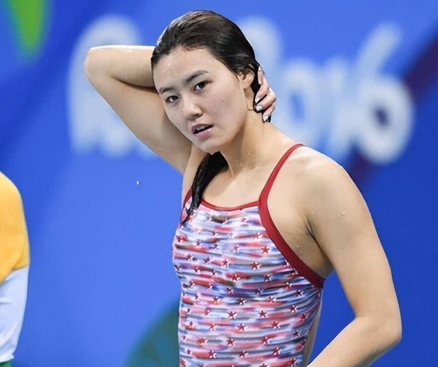 游泳比赛运动员势不可挡奋勇前行的简单介绍