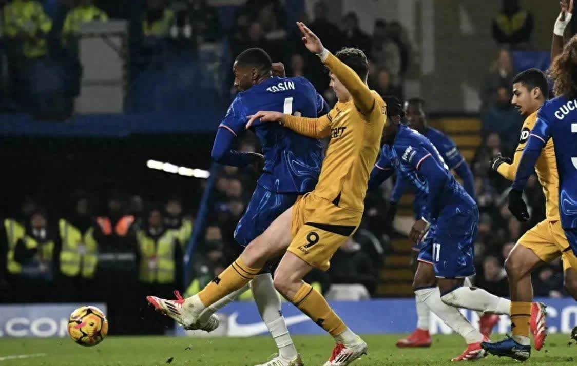 爱游戏官网-关键时刻球员崭露头角，帮助球队逆转比赛