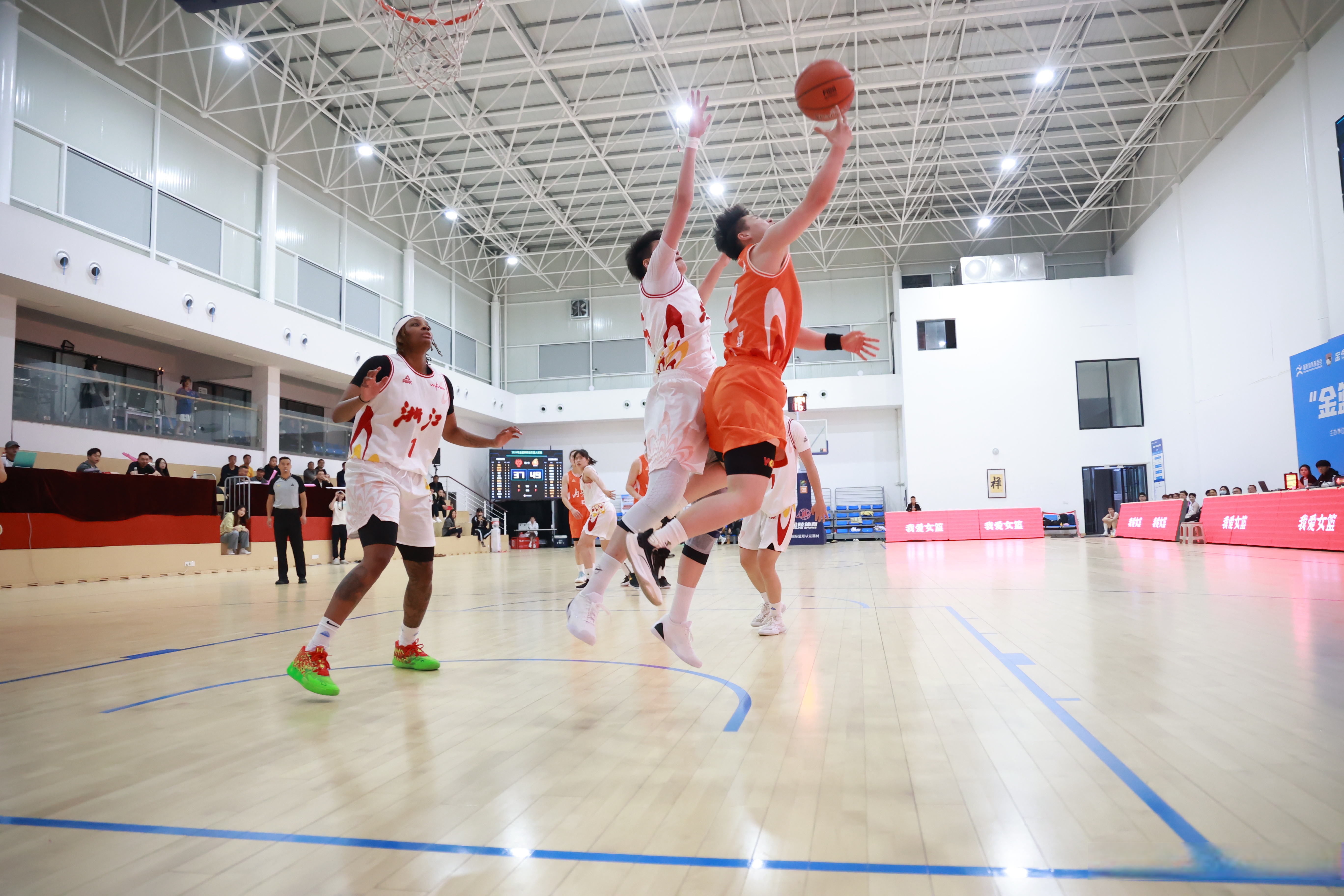 关键时刻球员崭露头角，帮助球队逆转比赛