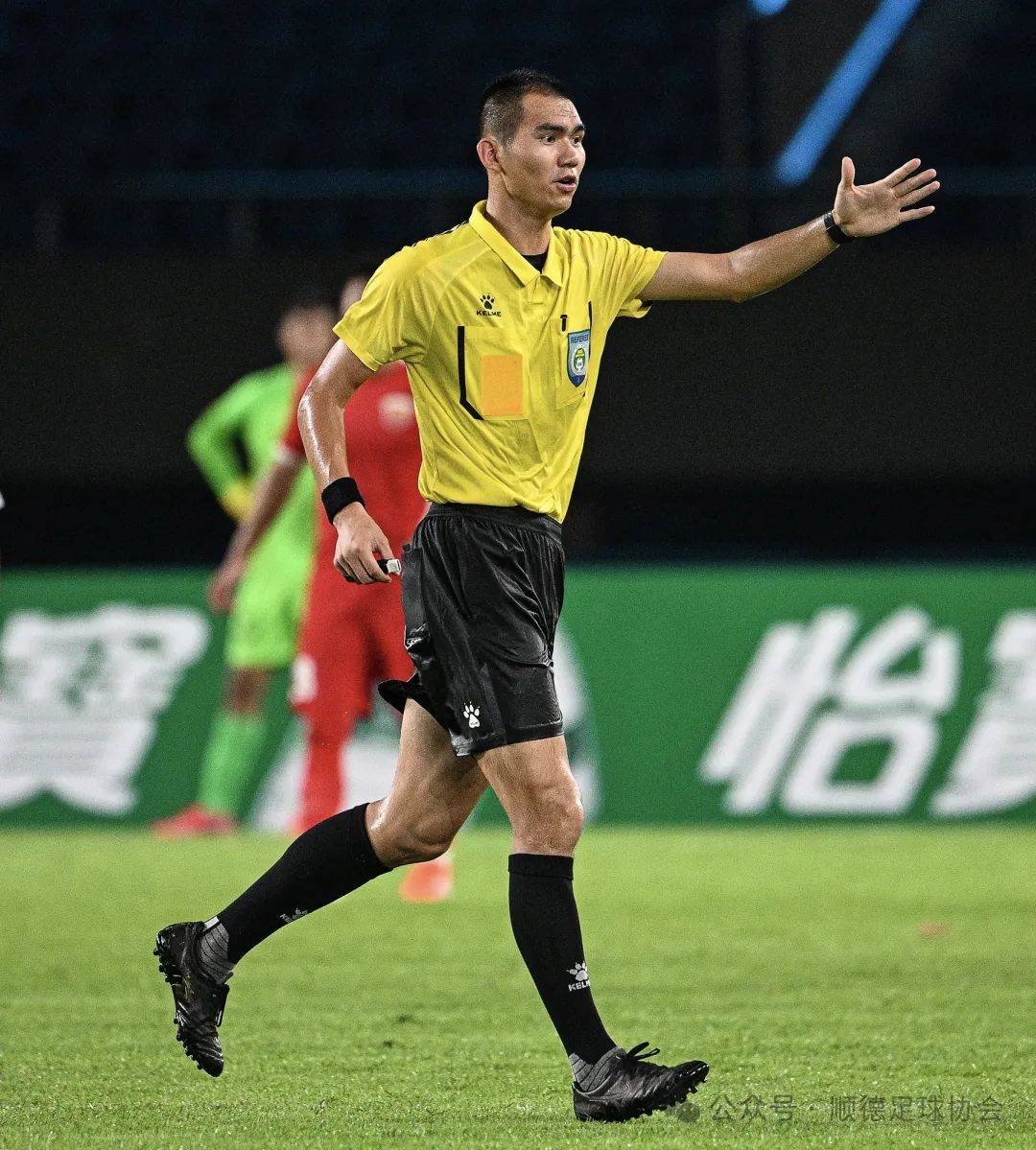 -国内足球联赛场面激烈，裁判执法引争议的简单介绍