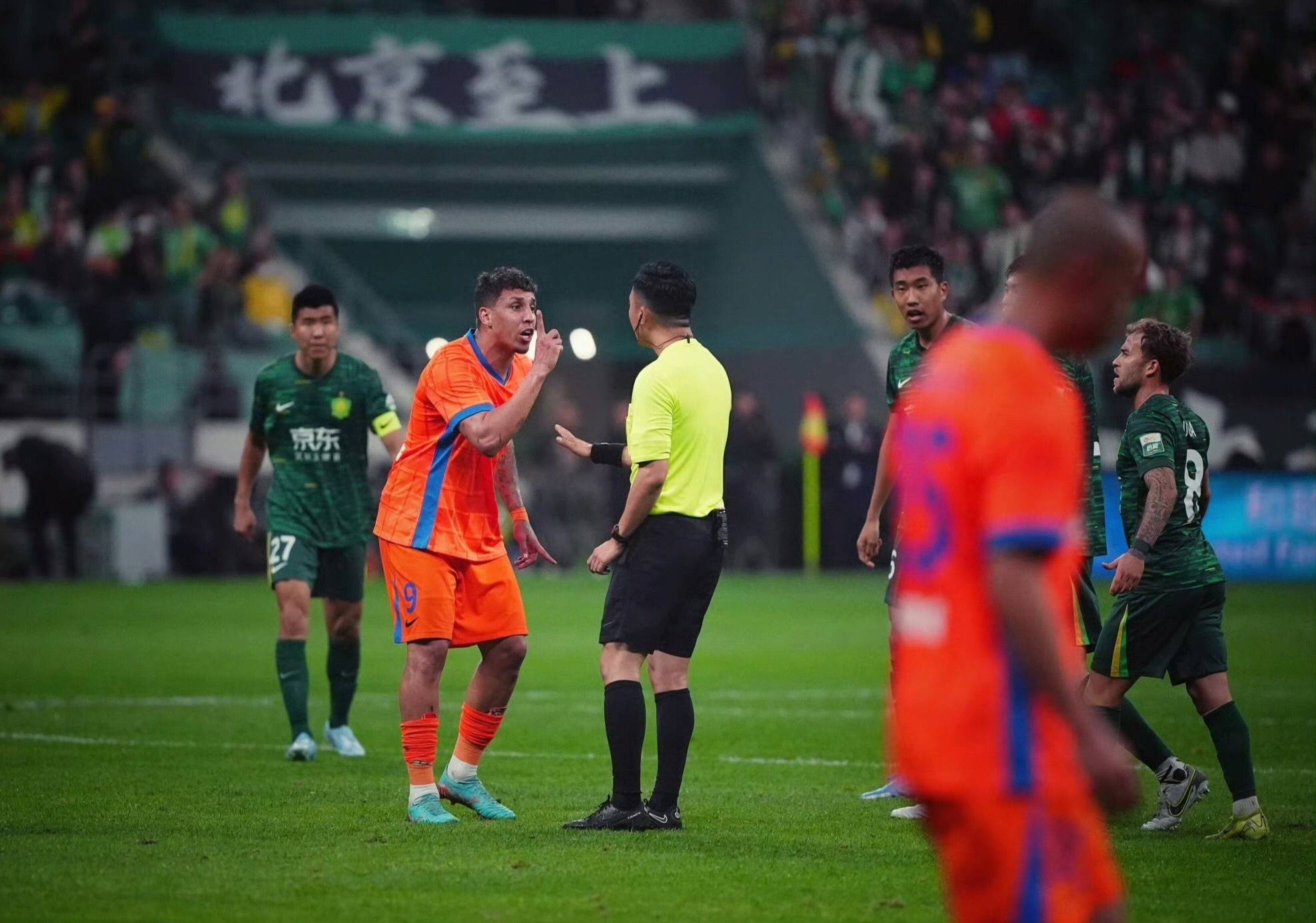 国内足球联赛场面激烈，裁判执法引争议的简单介绍