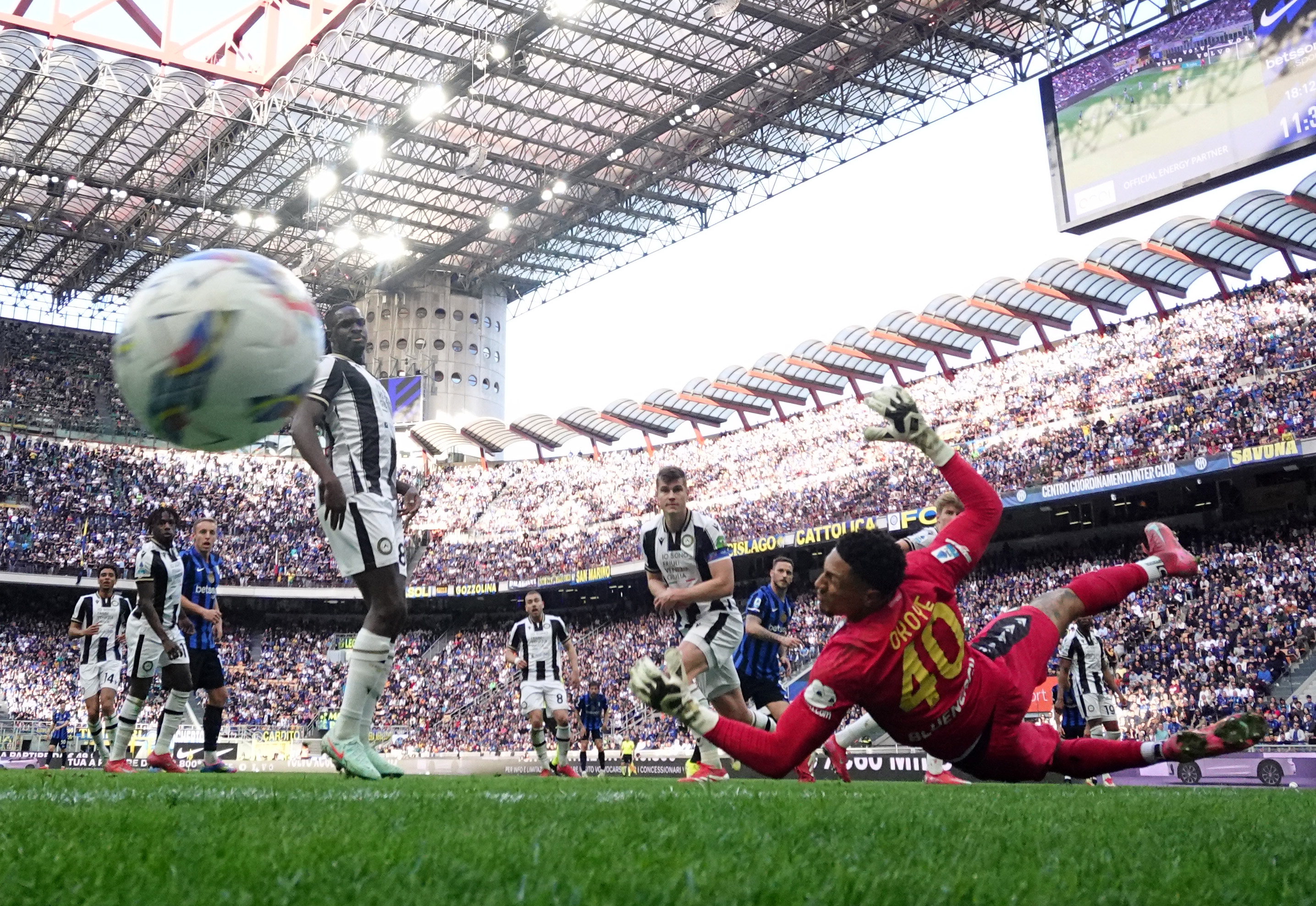 意甲比赛中踢出高效进攻，取得大胜