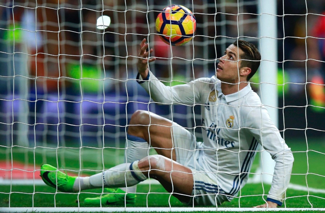 里尔坐镇主场，演绎惊险胜利保持不败的简单介绍