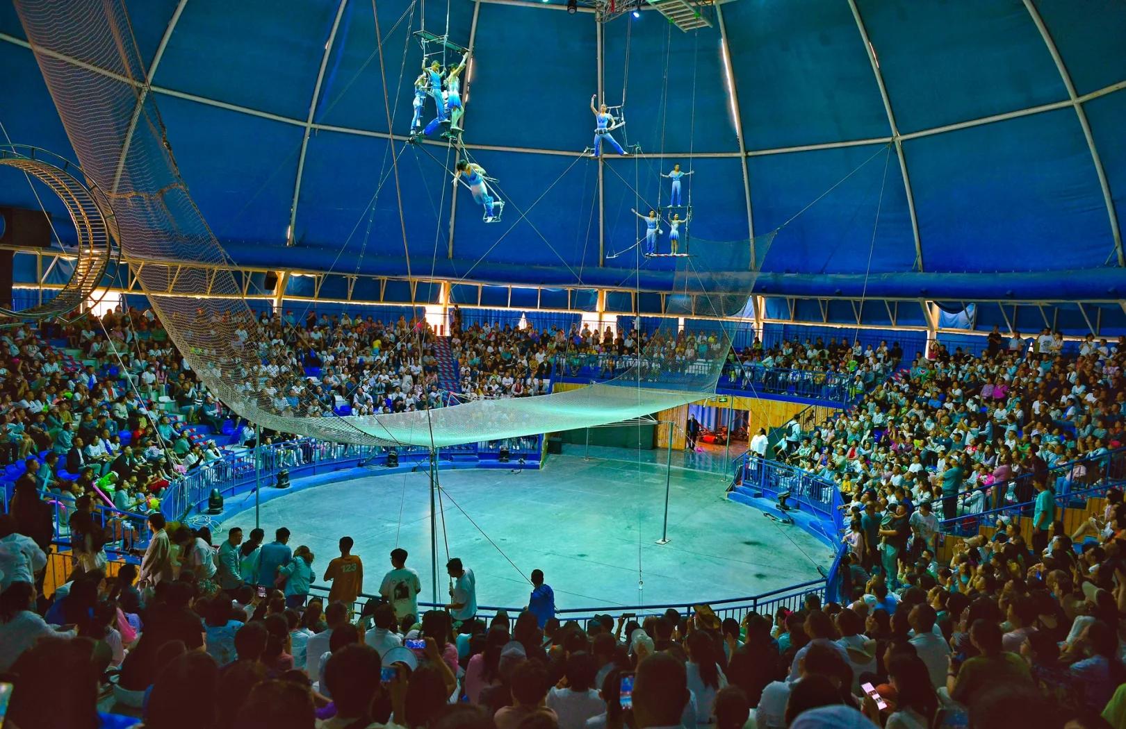 惊险的比赛！双方队员频频交错