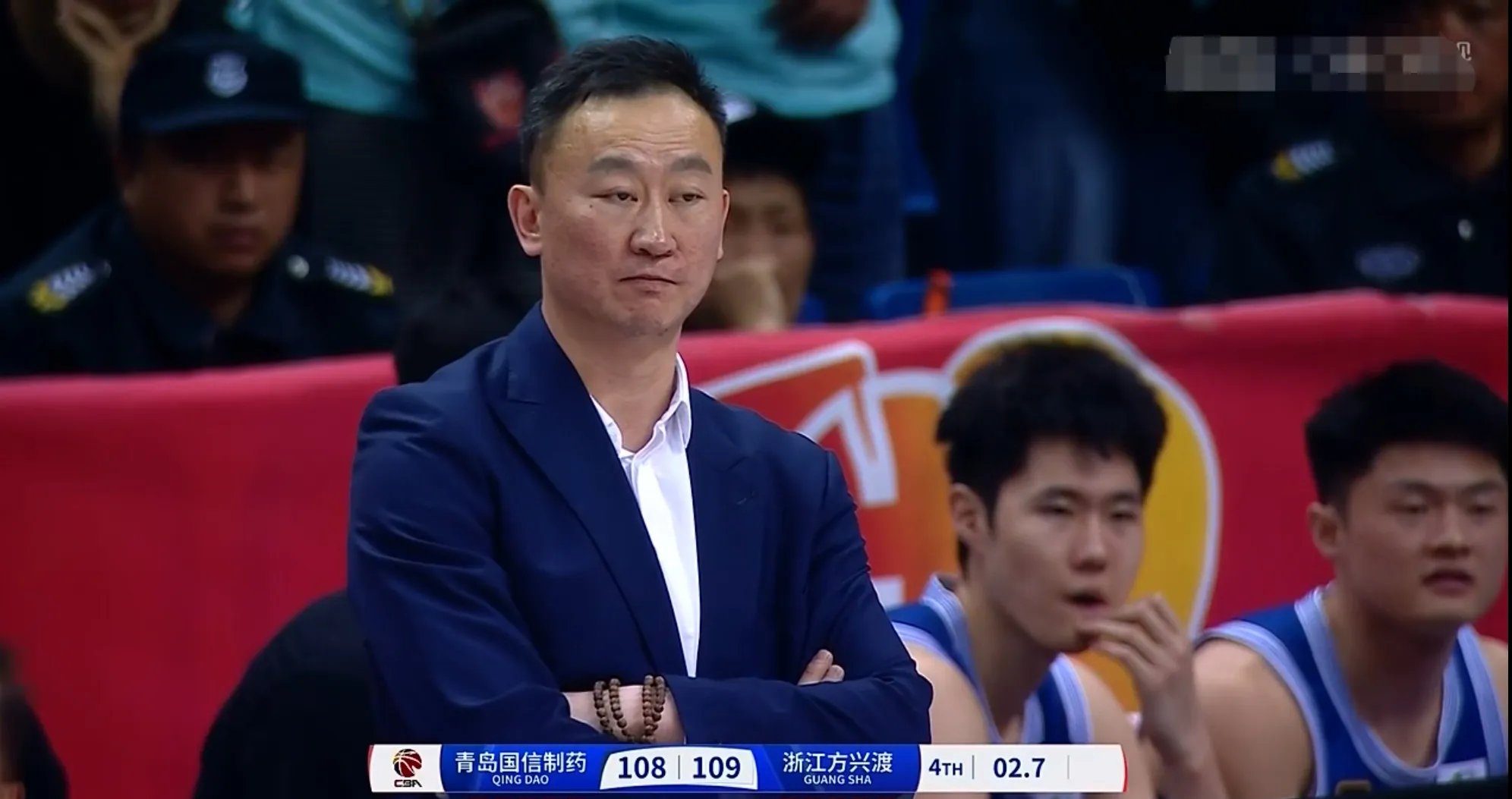 爱游戏官方登录入口-战术调整巧妙，球队稳住局势稳拿比赛