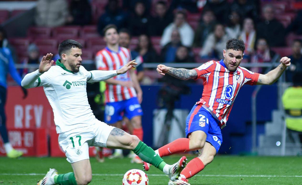 -西班牙顶尖球队再度相遇，球员奋勇拼搏的简单介绍