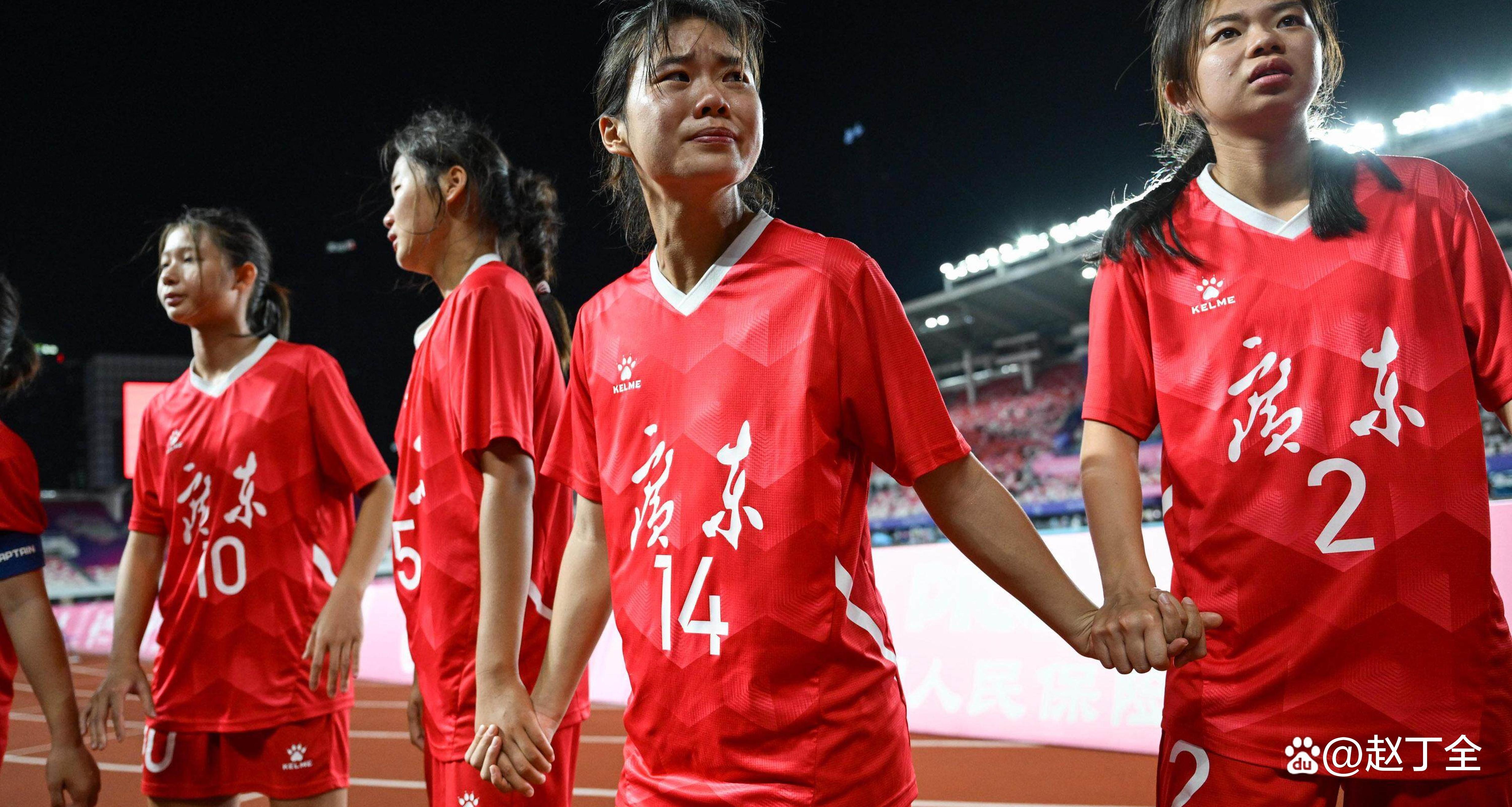 包含赛场焦点：女足明星将率队征战国际比赛的词条