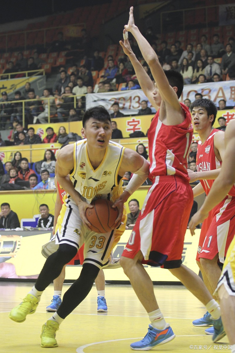 广东男篮稳守优势展现团队协作实力的简单介绍