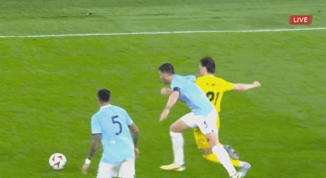 爱游戏官网网页版入口-两支球队在比赛中进行激烈对抗